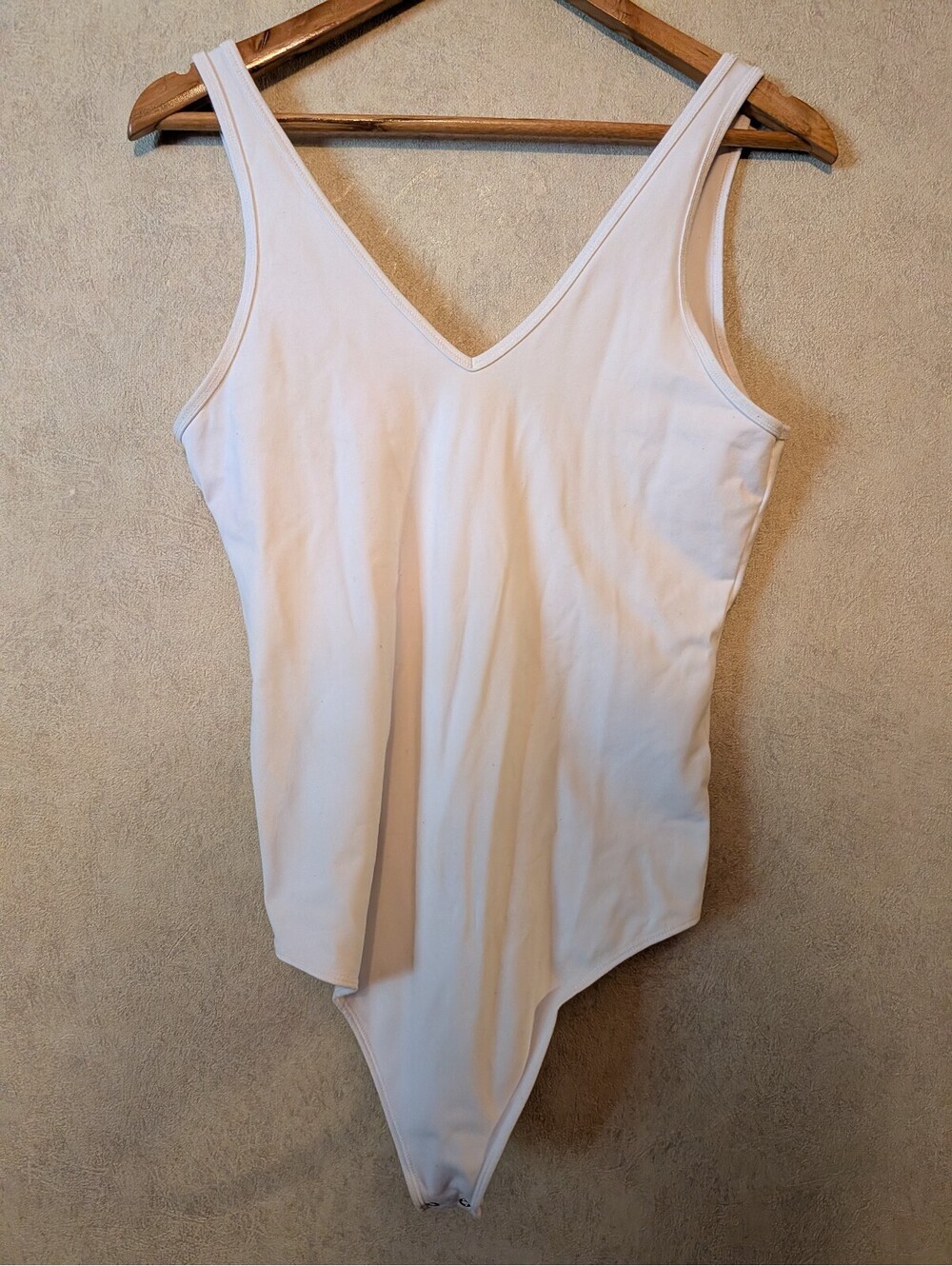 ABERCROMBIE white v-neck jersey bodysuit sz L